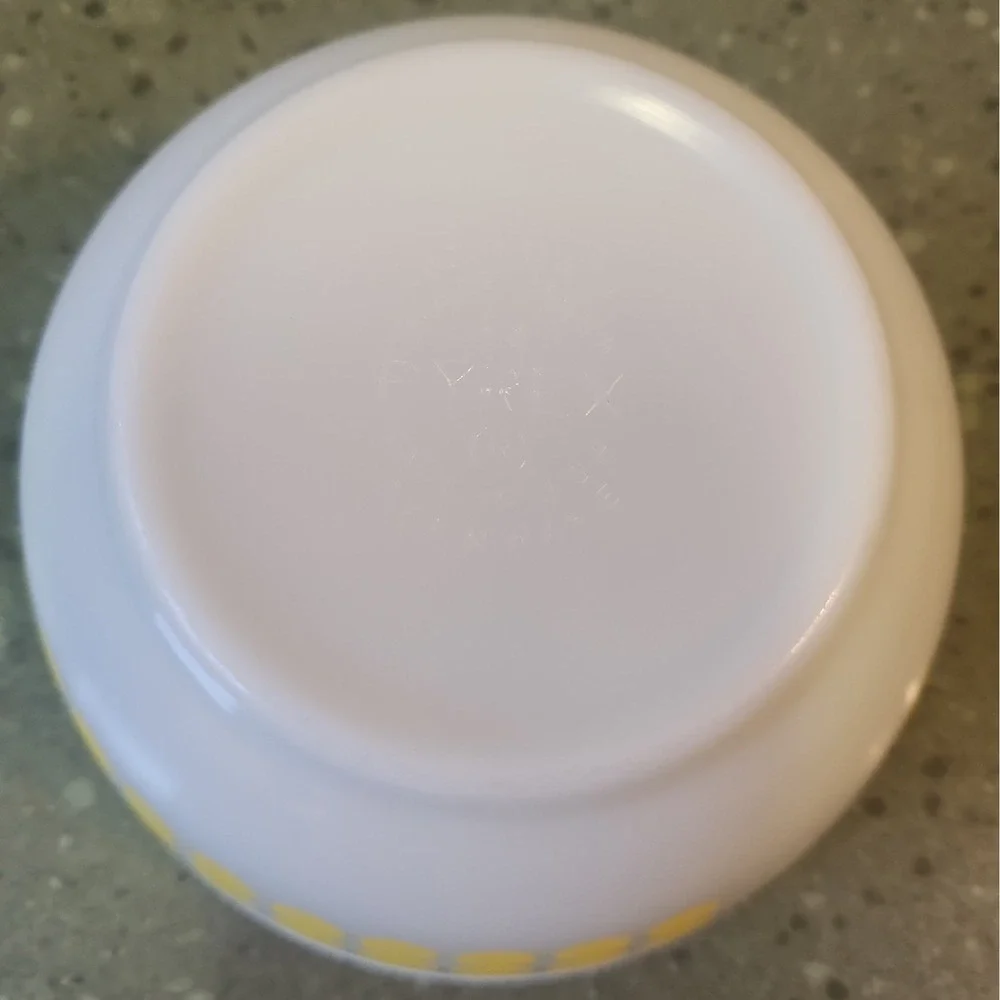 Vintage Collectible Pyrex Polka Dot Nesting Bowl #402 Yellow 1.5 QT
